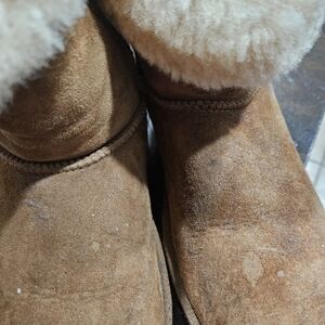 Uggs boots sheepskin lining Authentic Bailey uggs.